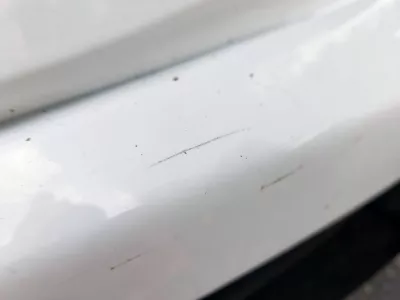 Маленький белый электромобиль